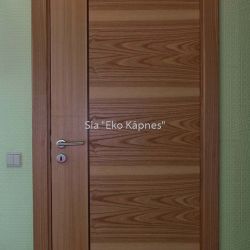 koka-durvis-uzstadisana